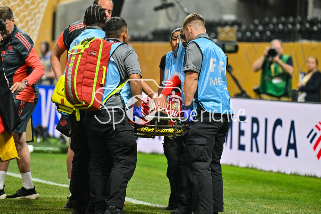 Paris Saint Germain - FC Bayern München | der schwer verletzte Jamal MUSIALA (FC Bayern Muenchen 42) wird mit einer Trage vom Platz gebraucht / FIFA Club World Cup: Paris Saint Germain - FC Bayern Muenchen, Mercedes Benz Stadium am 05.07.2025 / NOT FOR SALE IN USA