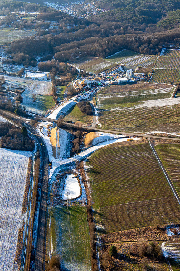 Luftbild: Baustelle des Tunnelportals Ost für den Astrid-Tunnel zur Unterquerung und Ortsumgehung von Bad Bergzabern zwischen B38 (Weinstraße) und B427 (Kurtalstraße) im Winter bei Schnee in Dörrenbach im Bundesland Rheinland-Pfalz in Deutschland.Foto: IMG_139674.jpg vom 16.01.2024 durch Werner Riehm/FLY-FOTO.deBemo: - BEMO Tunnelling GmbHLandesbetrieb Mobilität Rheinland-PfalzStadt Bad BergzabernHerrenknecht AG - Pioneering Underground Together