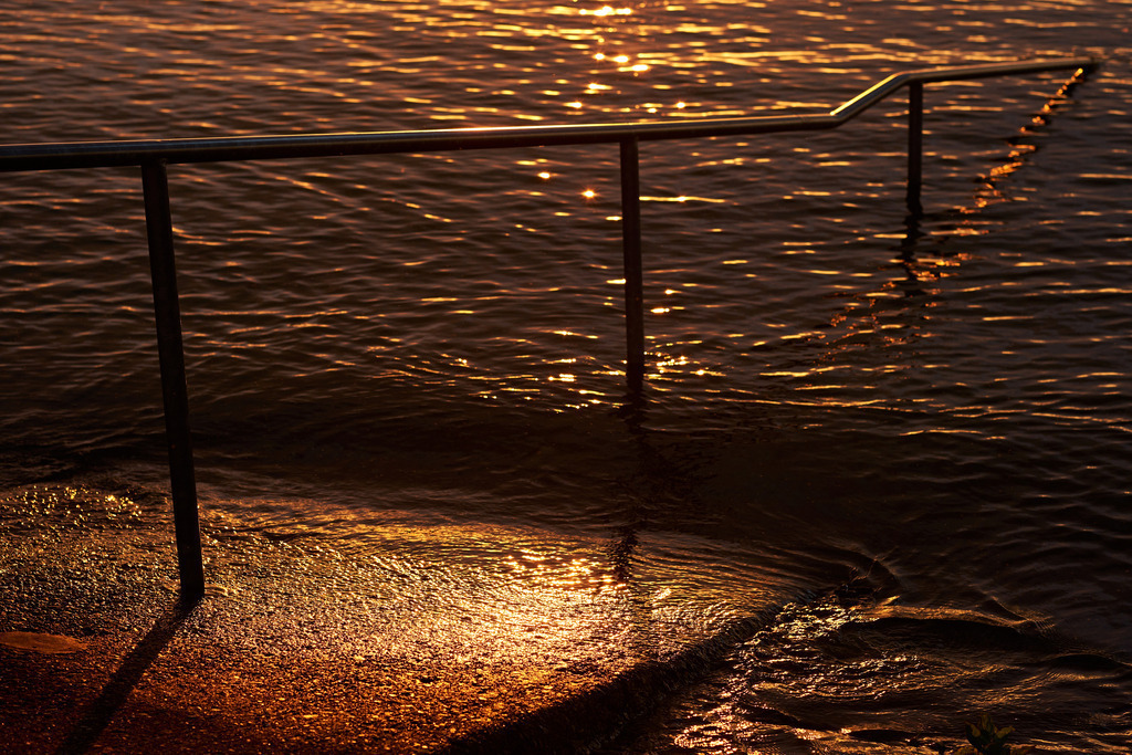 Treppe mit Geländer in den Bodensee | Bregenz, Austria - June 07, 2024: Treppe mit Geländer in den Bodensee im Abendrot. - Realisiert mit Pictrs.com