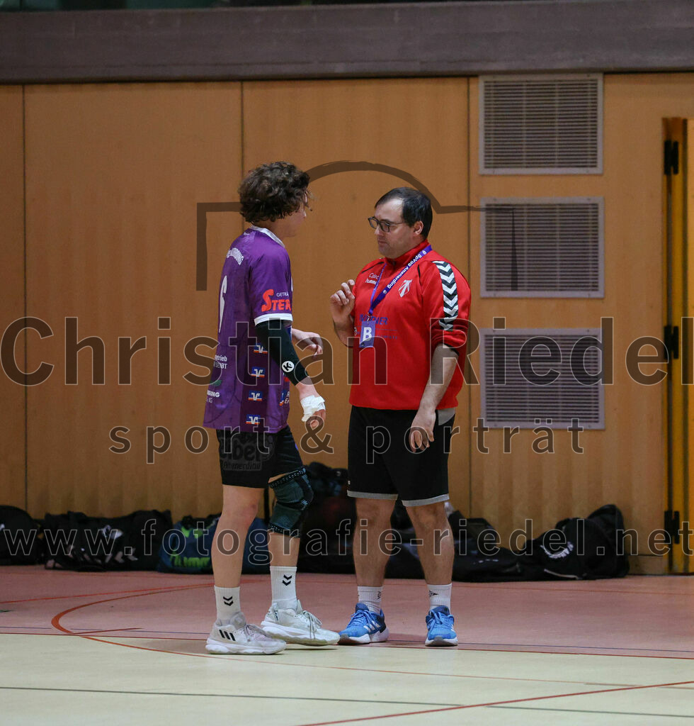 2023-12-09_042_SpVgg_Altenerding_gegen_TSV_Indersdorf | Erding, Deutschland, 09.12.2023:
Handball, Bezirksoberliga Männer 2023 / 2024, 10. Spieltag, SpVgg Altenerding gegen TSV Indersdorf, Endergebnis: 42:25

Jabob Köhler (SpVgg Altenerding, #6), Trainer Simon Klawe (Spvgg Altenerding)

Foto: Christian Riedel / fotografie-riedel.net