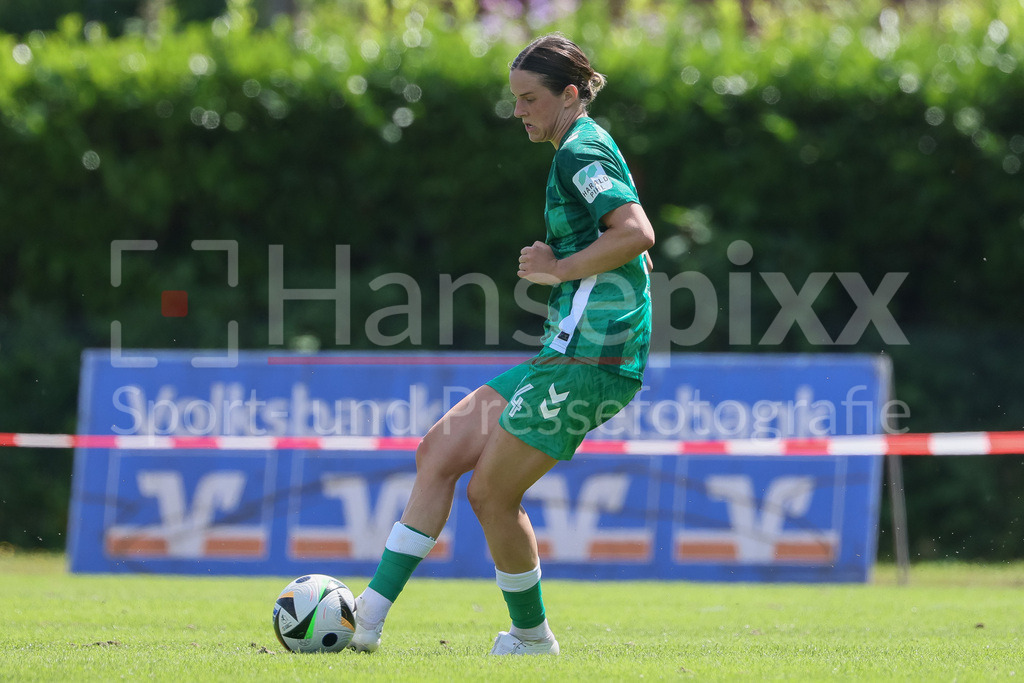 Fussball, Testspiel Frauen, Borussia Mönchengladbach - SV Werder Bremen | v.li.: Lara Schmidt (SV Werder Bremen, 24) am Ball, Freisteller, Einzelbild, Ganzkörper, Aktion, Action, Spielszene