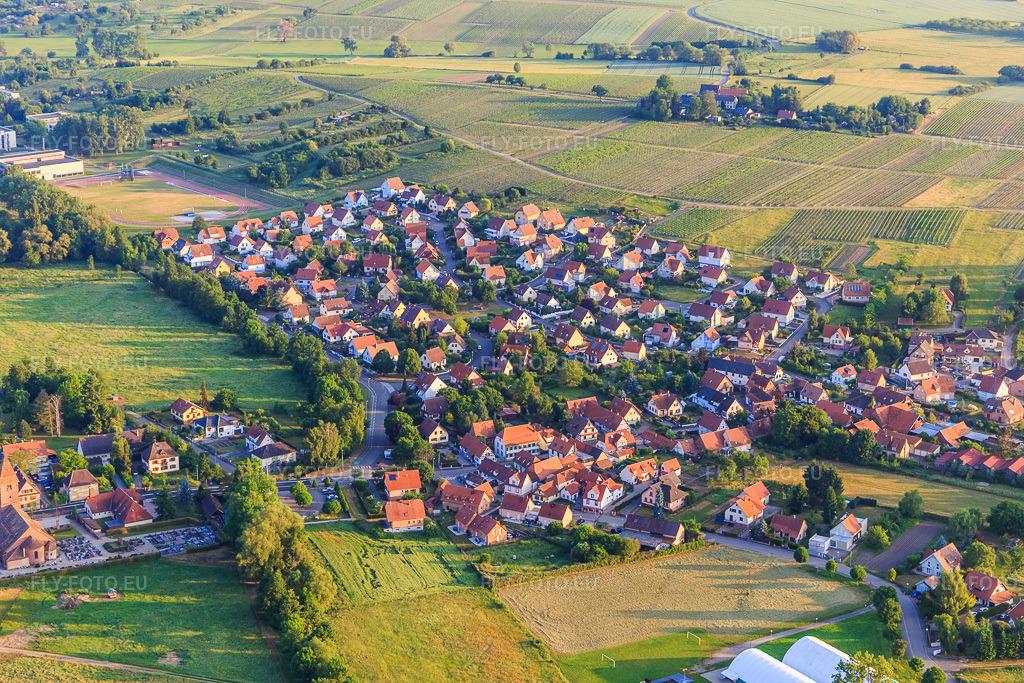Vue aérienne: Vue de la ville depuis le sud-est à le quartier Altenstadt in Wissembourg dans le département Bas Rhin, France – .Photo: IMG_100652.jpg prise le 02/06/2017 par Werner Riehm/FLY-FOTO.eu – Résolution de l'original: 5472 x 3648 px