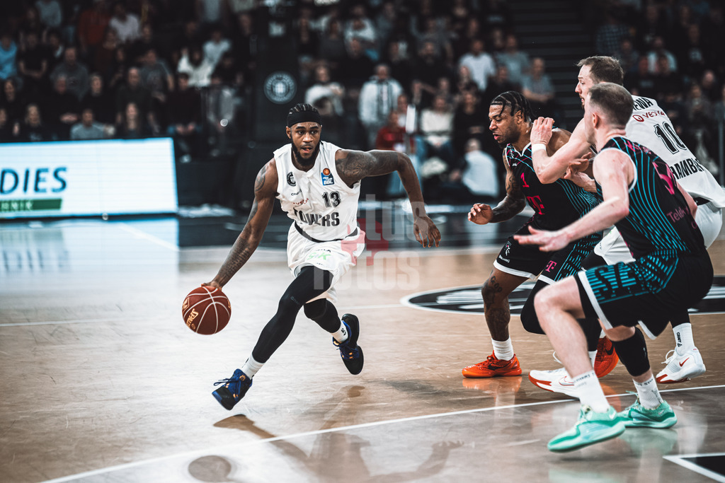 Basketball | Männer | Saison 2023/2024 | easyCredit Basketball Bundesliga | Veolia Towers Hamburg vs. Telekom Baskets Bonn | 03.02.2024 | Vincent King (#13, Veolia Towers Hamburg) in Ballbesitz