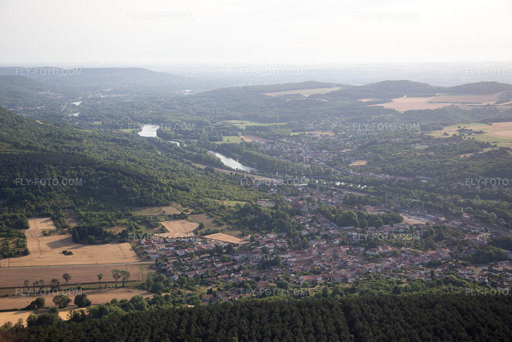 Aerial view: View of the town in Arnaville in the state Meurthe et Moselle, France. – Photo: IMG_083245.jpg taken on 07/12/2015 by Werner Riehm/FLY-FOTO.com – Resolution of the original: 5472 x 3648 px