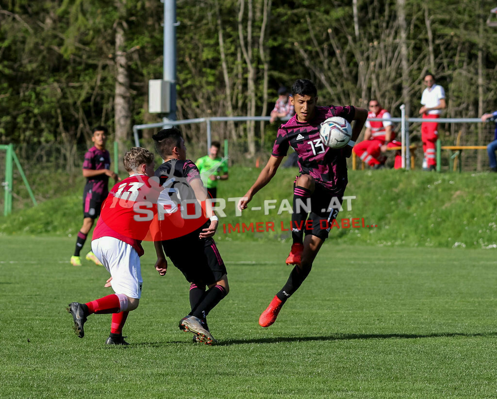 AUSTRIA U15 - MEXICO U15 | Irving Lopez (Mexico #5) YANNIC RUSCH (Austria #13) Jared Napoles (Mexico #13)  ; AUSTRIA U15 - MEXICO U15 am 29.04.2022 in Arnoldstein
(Sportplatz), AUSTRIA, (Photo by Ernst Krawagner sport-fan.at) - Realisiert mit Pictrs.com