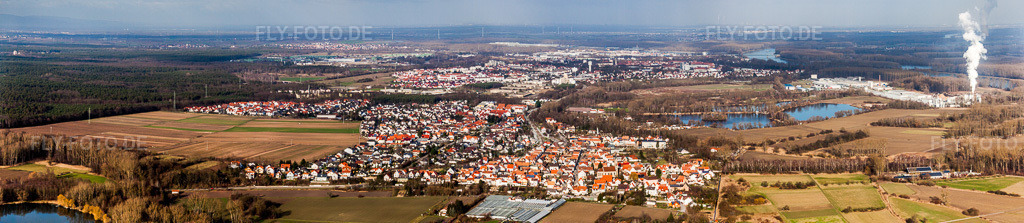 Luftbild: Panorama - Perspektive Ortsansicht der Straßen und Häuser der Wohngebiete im Ortsteil Sondernheim in Germersheim im Bundesland Rheinland-Pfalz in Deutschland. Foto: IMG_48563-Bearbeitet.jpg vom 14.01.2012 durch Werner Riehm/FLY-FOTO.de – Auflösung des Originals: 13278 x 2894 px