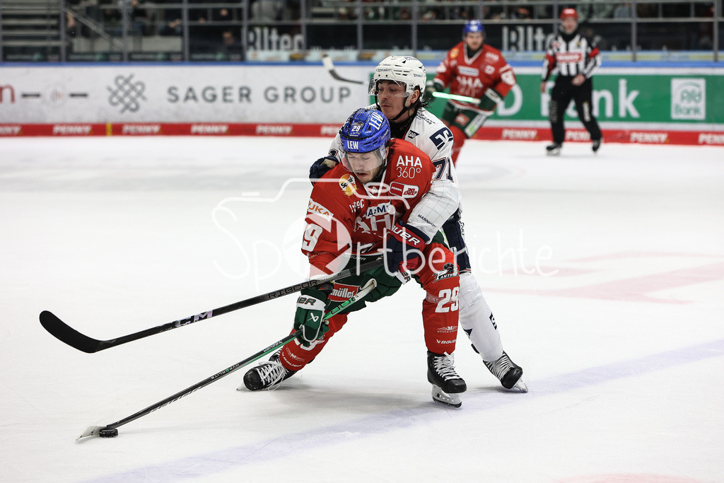 Augsburger Panther - Adler Mannheim | im duell Nicholas WELSH (AEV #29) und Daniel FISCHBUCH (MAN #71) / Zweikampf
