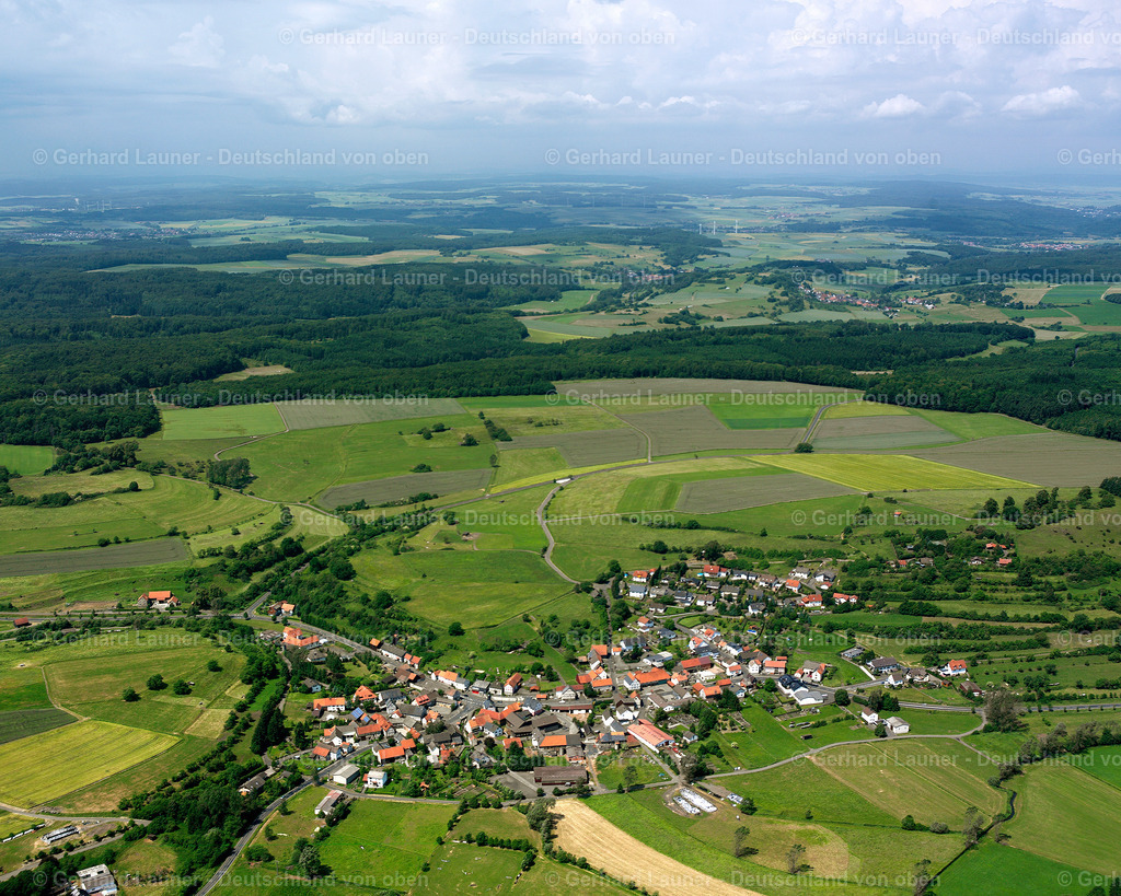 2614562 | ERMENROD 09.06.2006 Landwirtschaftliche Nutzflächen und Feldgrenzen  umsäumen das Siedlungsgebiet des Dorfes in Ermenrod im Bundesland Hessen, Deutschland // Agricultural land and field boundaries surround the settlement area of the village  in Ermenrod in the state Hesse, Germany Foto: Gerhard Launer