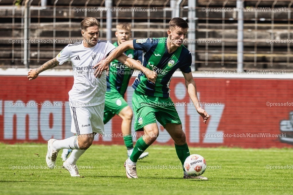 xKWI02082501036 | 02.08.2025, xkwix, Fußball, Regionalliga West, FC Gütersloh - 1. FC Bocholt, Ohlendorf Stadion im Heidewald: Jan Holldack (1.FC Bocholt #10) im Zweikampf gegen Aleksandar Kandic ( FC Gütersloh #27 )
