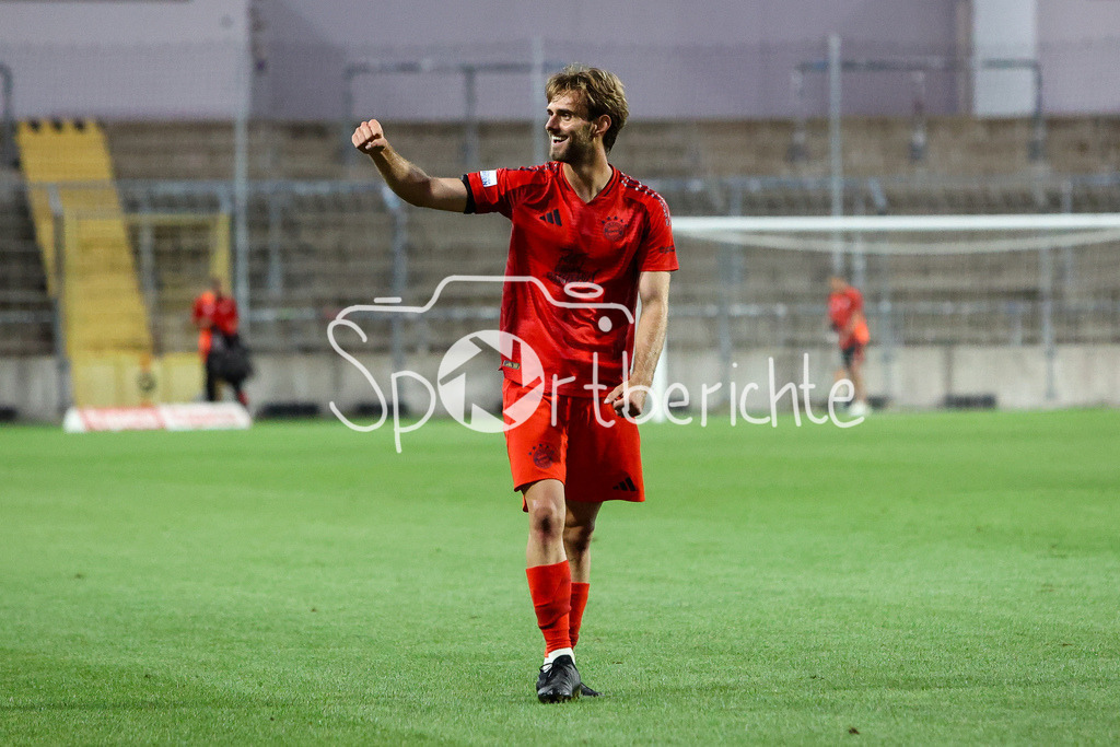 FC Bayern Amateure - SpVgg Bayreuth | grosse Freude nach dem Spiel bei Luca DENK (FCB #6) / Freisteller / Einzelfoto