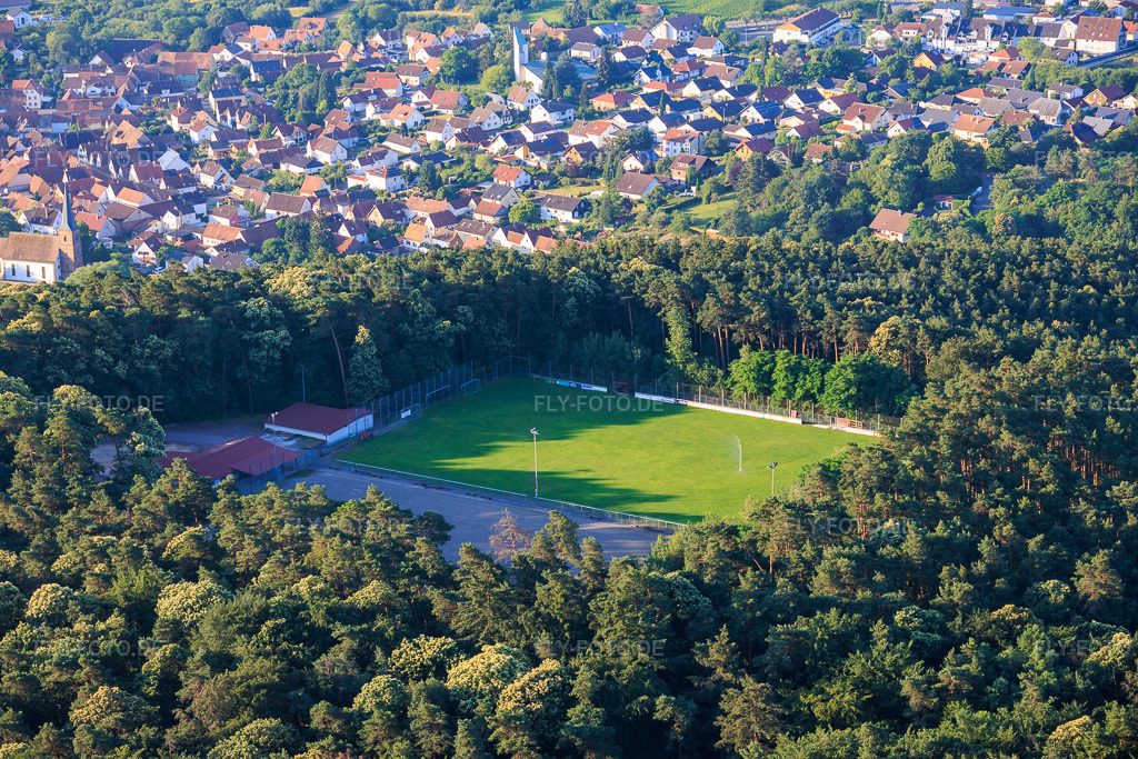 Luftbild: Sportplätze des SV Schweigen-Rechtenbach 1929 e.V. im Wald im Ortsteil Rechtenbach in Schweigen-Rechtenbach im Bundesland Rheinland-Pfalz in Deutschland. – Foto: IMG_157806.jpg vom 19.06.2026 durch Werner Riehm/FLY-FOTO.de – Auflösung des Originals: 6000 x 4000 px – SV Schweigen-Rechtenbach 1929 e.V