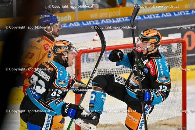 AUT, ICE, Black Wings Linz (AUT) vs Asiago Hockey (ITA) | 01.10.2024, Eishalle Linz, AUT, ICE Eishockey Liga, Black Wings Linz (AUT) vs Asiago Hockey (ITA), im Bild Niklas Bretschneider of Steinbach Black Wings Linz, Gerd Kragl of Steinbach Black Wings Linz, rejoiceing Players of Steinbach Black Wings Linz celebrate the Goal // ICE win2day Hockey League Match between Black Wings Linz (AUT) vs Asiago Hockey (ITA) in Linz, Austria on 2024/10/01