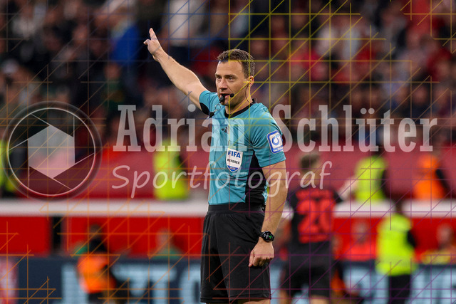 Bayer 04 Leverkusen vs Borussia Mönchengladbach - Bundesliga | Leverkusen, Deutschland, 21.09.25:   Schiedsrichter Felix Zwayer gestikuliert, Gestik waehrend des Spiels der Bundesliga zwischen  Bayer 04 Leverkusen vs Borussia Mönchengladbach in der BayArena(Foto von Brauer-Fotoagentur / Adrian Schlueter)