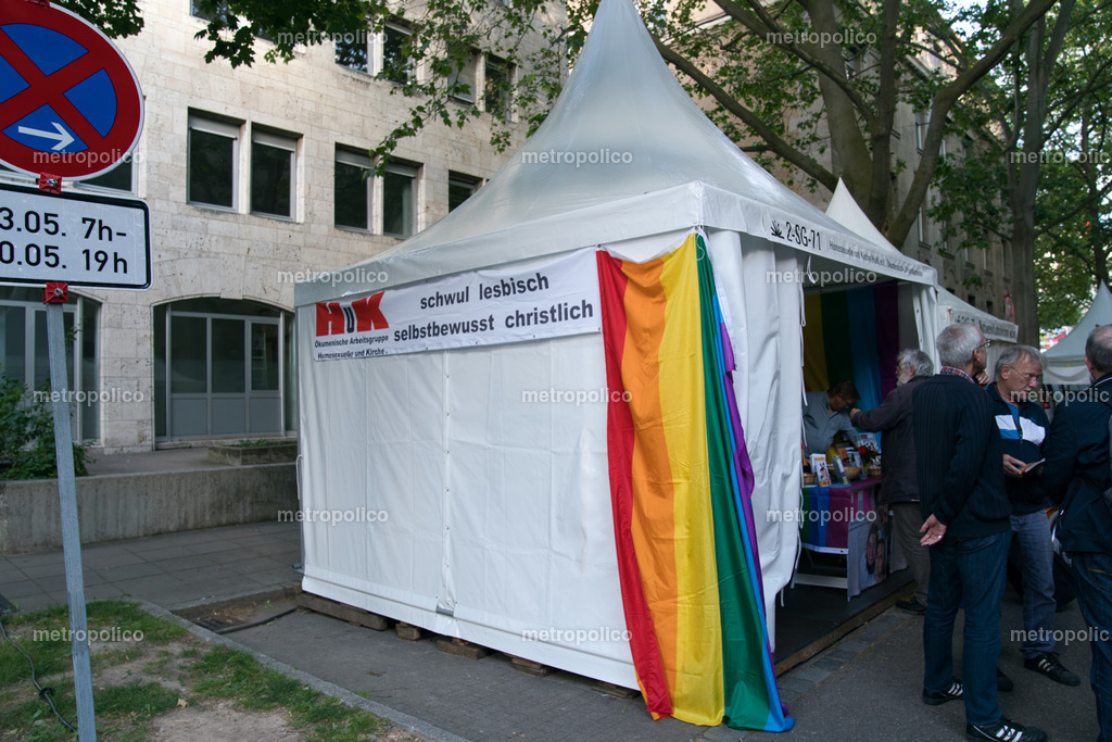 schwul lesbisch selbstbewusst christlich Zelt auf dem Katholikentag 2022 LGBQT | Metropolico