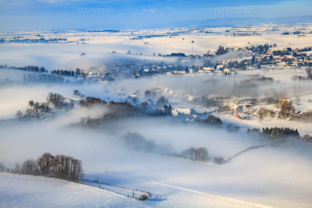 Vue aérienne: Vue du village en hiver, sous la neige et les nuages à Wintzenbach dans le département Bas Rhin, France – .Photo: IMG_36187.jpg prise le 02/01/2011 par Werner Riehm/FLY-FOTO.eu – Résolution de l'original: 4752 x 3168 px