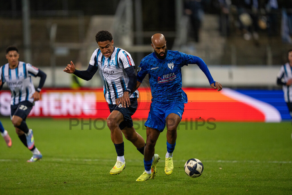 SV Stuttgarter Kickers vs. SGV Freiberg, Fussball, WFV-Pokal, Viertelfinale, 17.03.2026 | Zweikampf zwischen Meghon Valpoort (SGV Freiberg, #77) und Jacob Danquah (SV Stuttgarter Kickers, #05),SV Stuttgarter Kickers vs. SGV Freiberg, Fussball, WFV-Pokal, Viertelfinale, 17.03.2026Foto: photosbyphips/Philip Ziegler