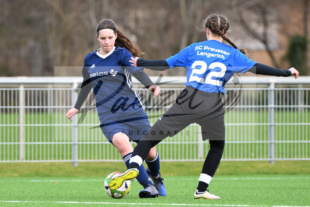 LENGRE20200229_0010 | Fussball, C-Juniorinnen:   bei dem Testspiel zwischen SC Preussen Lengerich und TSG 07 Burg Gretesch im Windmoeller &amp; Hoelscher Stadion am 29.02.2020 in Lengerich, Deutschland. - Realisiert mit Pictrs.com