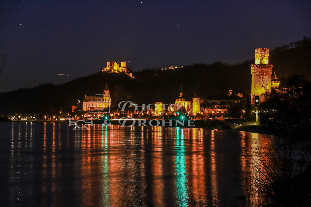 Oberwesel-24 | Oberwesel bei Nacht mit eingeschalteter Stadtbeleuchtung an der Sankt Martinskirche, Liebfrauenkirche, Ochsenturm, Stadtmauer und Schönburg. - Realisiert mit Pictrs.com