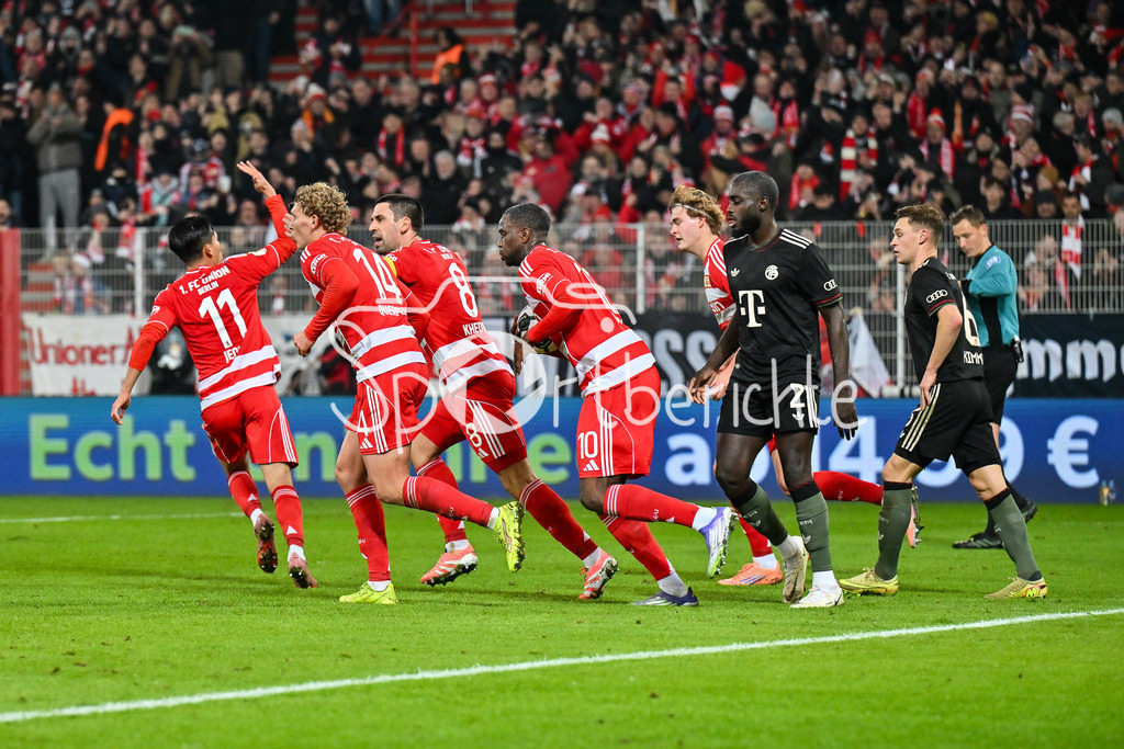 1. FC Union Berlin - FC Bayern München | BERLIN, GERMANY - 03. DECEMBER: Jubel der Unioner nach dem Anschluss zum 1-2 durch einen Elfmeter durch Leopold QUERFELD (Union Berlin 14) / Tor / Torschuetze / Freude / Happy / während dem Match zwischen dem 1. FC Union Berlin und dem FC Bayern München beim Achtelfinale des DFB-Pokales im Stadion an der alten Försterei