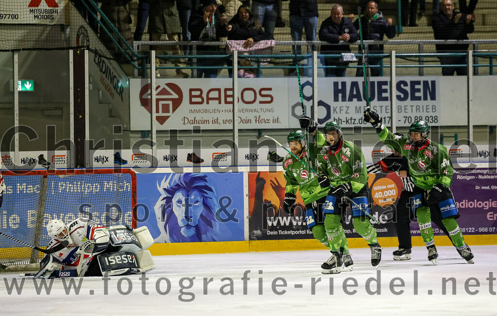 2023-12-17_021_TSV_Erding_gegen_ESC_Kempten | Erding, Deutschland, 17.12.2023:
Eishockey, Bayernliga Vorrunde 2023 / 2024, 18. Spieltag, TSV Erding gegen ESC Kempten, Endergebnis: 5:1

Elias Maier (Erding Gladiators, #15), Michael Trox (Erding Gladiators, #86), Simon Franz (Erding Gladiators, #4)

Foto: Christian Riedel / fotografie-riedel.net