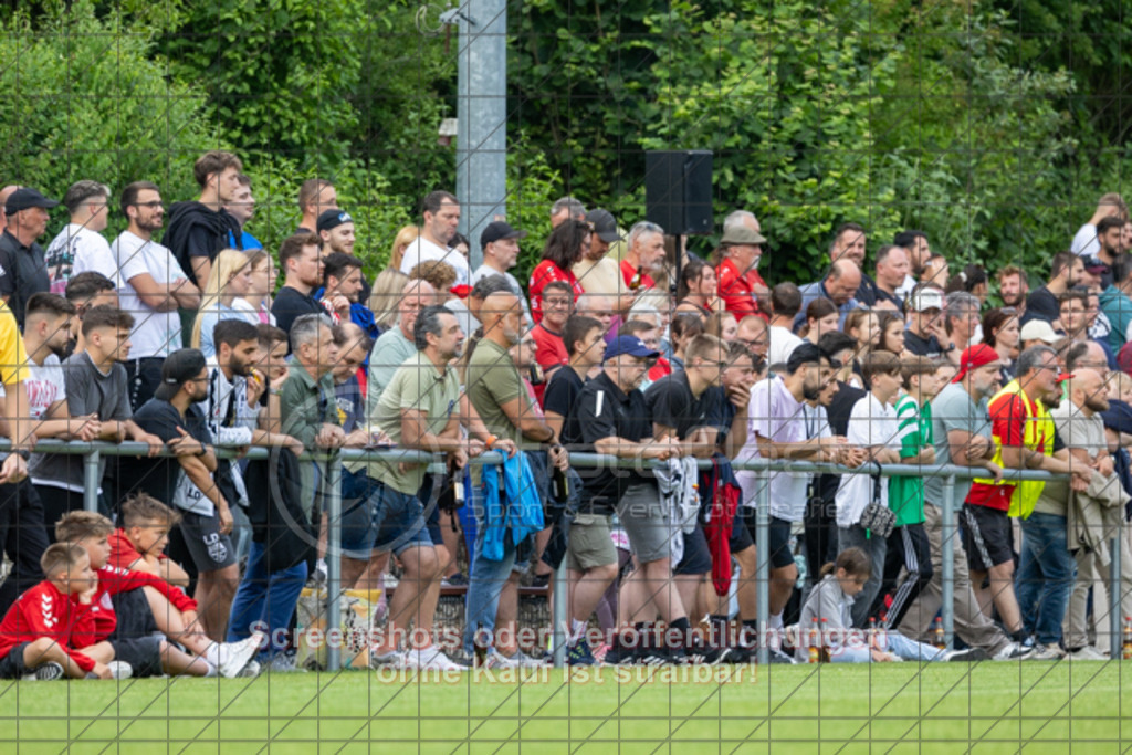 20250616_190133_0383 | #,  TV Eybach (weiß) vs. 1.FC Donzdorf II (rot), Fussball, Entscheidungsspiel 3 in Kreisliga A3 - Bezirk Neckar/Fils, Saison 2024/2025, Rasensportplatz, Staufenecker Str. 41, 73084 Salach, 16.06.2025 - 18:30 Uhr,Foto: PhotoPeet-Sportfotografie/Peter Harich