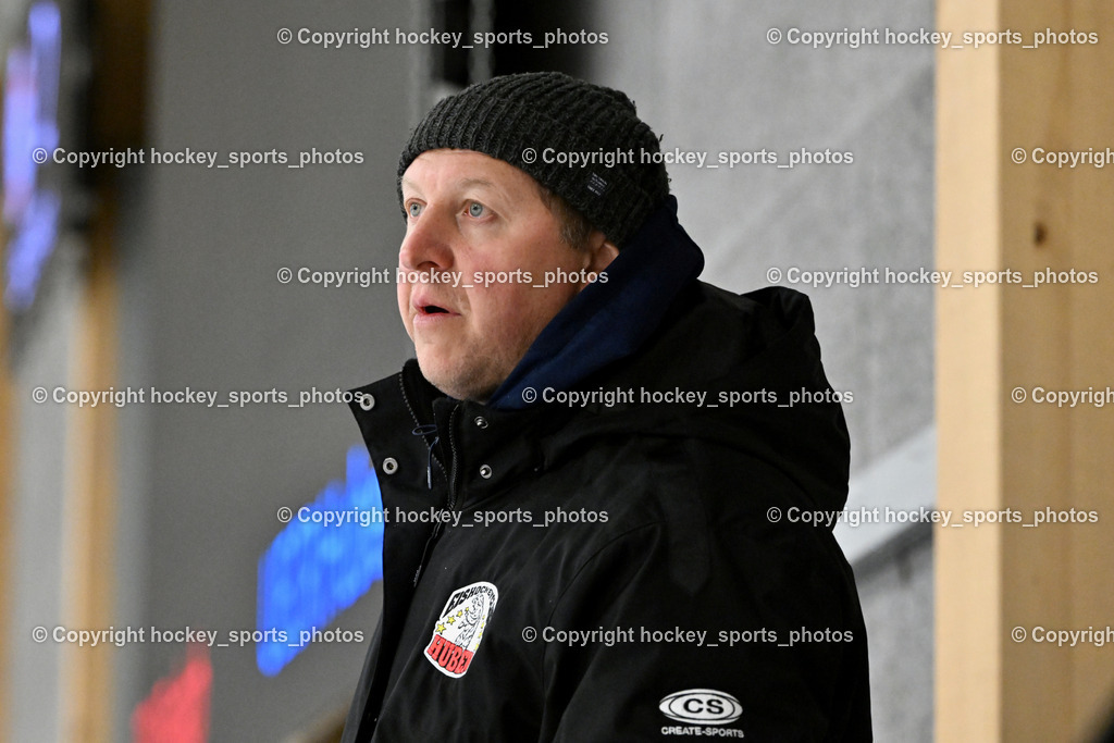 ESV Ferlach vs. UECR Eisbären Huben | Headcoach UECR EISBÄREN HUBEN Trojer Silvio, ESV Ferlach vs. UECR Eisbären Huben, ESV Ferlach vs. UECR Eisbären Huben am 31.10.2025 in Ferlach (HTC Eishalle Ferlach), Austria, (Photo by Bernd Stefan)
