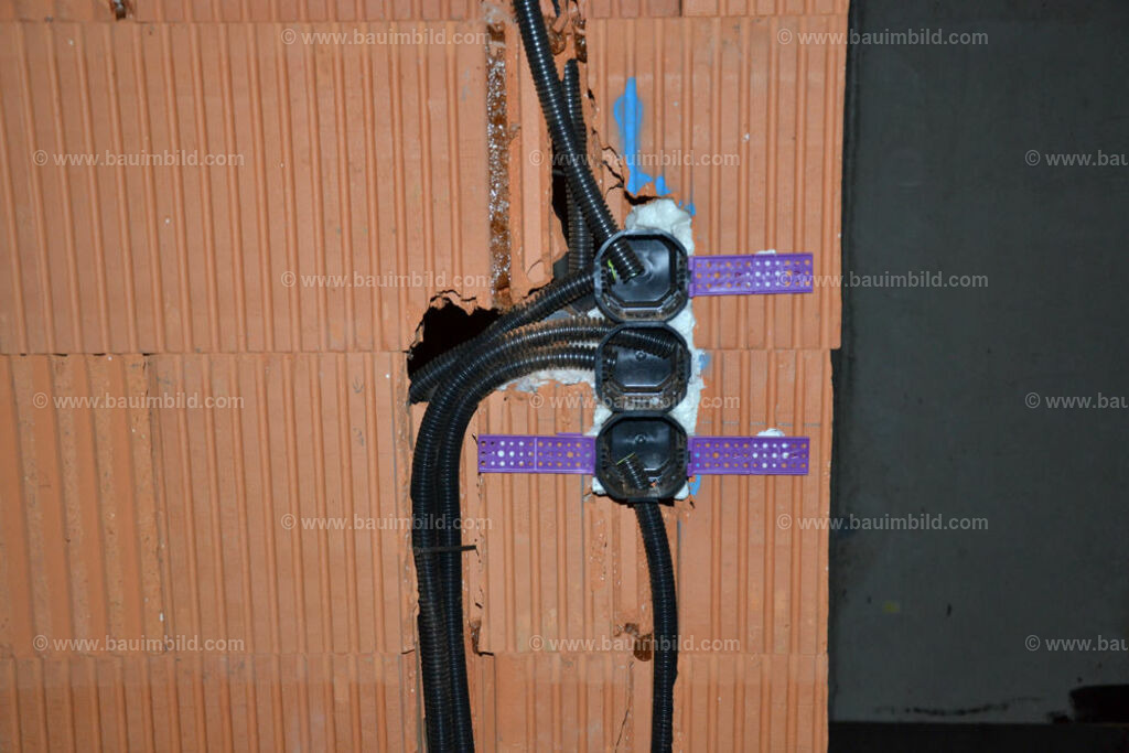 bib-lg17-elektroinstallation-0131 | Nach LV-Leistungsgruppen sortierte Detailfotos über den Bau eines Hauses. Alle Hausbau-Bilder direkt vom Urheber und Autor der Website Haus-Selber-Bauen.com