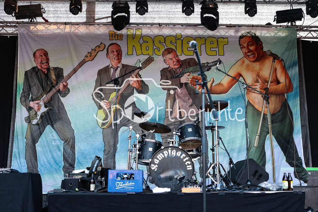 Sommer am Kiez | Die Kassierer spielen auf dem Augsburger Festival "Sommer am Kiez" und geben ihre Punkmusik zum Besten / Buehnenbild / Schlagzeug /