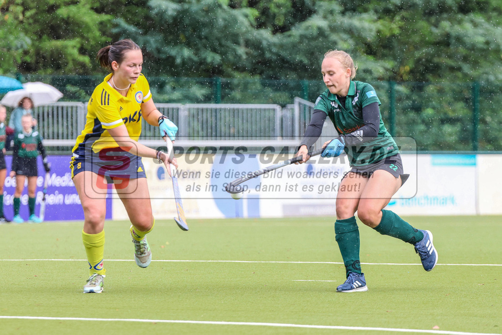 Raffelberg-Braunschweig-20 | Laura Plüth (Club Raffelberg #22) &amp; Mirjam Hirschler (Eintracht Braunschweig #8), Club Raffelberg - Eintracht Braunschweig am 17.9.2022 in der Hockeyanlage Club Raffelberg, Duisburg