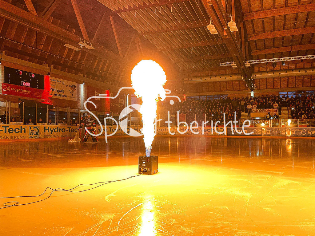 EHC Königsbrunn - TEV Miesbach | Die Einlaufshow in Koenigsbrunn ist in vollem Gange / Spiel 3 des BAyernliga Finale