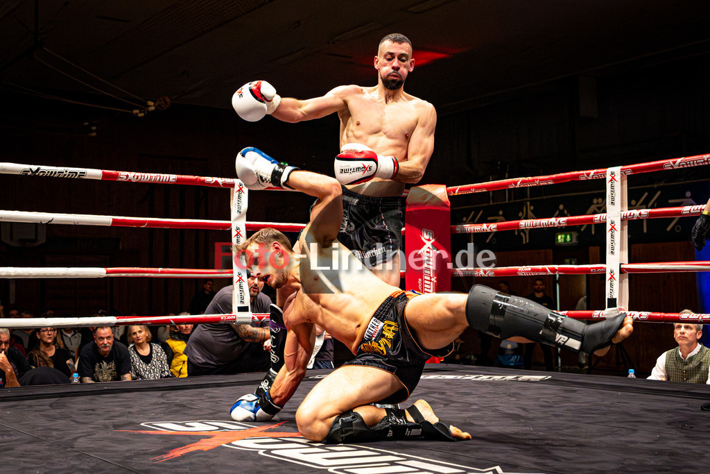 Gauthie Konrad (Ho-Jen Lindau) blau gegen Marcell Bentele (Scs Mun) rot | MFA Fight Night Herrn K1 -75kg Kampf 6, Gauthie Konrad (Ho-Jen Lindau) blau gegen Marcell Bentele (Scs Mun) rot, 20251108,,2025-11-08 in Penzberg (Wellenberghalle Penzberg), Copyright: WolfgangxLindner www.foto-lindner.de