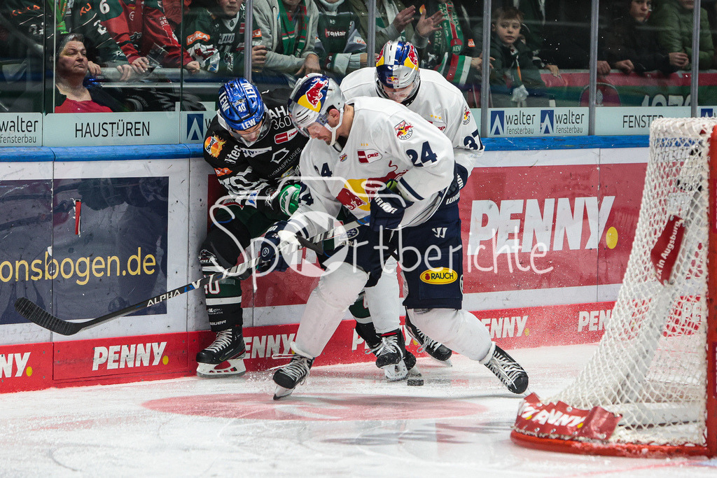Augsburger Panther - EHC Red Bull Muenchen | Sebastian WAENNSTROEM (AEV #40) im Duell mit Jonathon BLUM (RBM #24) und Maksymilina SZUBER (RBM #37)
