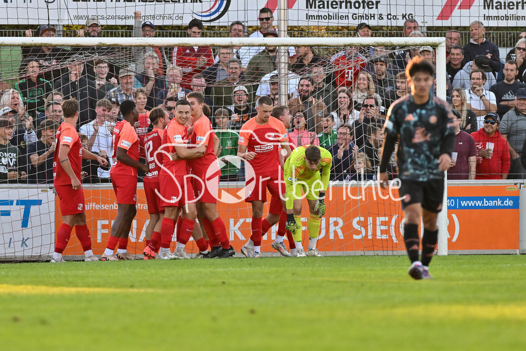 SpVgg Hankofen-Hailing - FC Bayern Amateure | Jubel der Hausherren nach dem Treffer zum 2-0 durch Tobias LERMER (Spvgg #22) / Freude / Happy / Tor / Torschuetze / Regionalliga Bayern: SpVgg Hankofen-Hailing - FC Bayern München II, Maierhofer-Bau Stadion am 20.09.2024