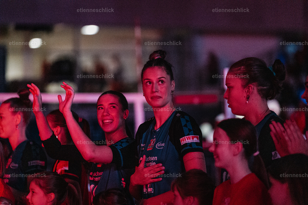 Dresdner SC - Binder Blaubären TSV Flacht, DEKRA 1. Bundesliga Frauen, Volleyball | Im Bild: Spielereinlauf Mette Marleen Pfeffer (12, Dresdner SC)24.10.2026, Dresdner SC -  Binder Blaubären TSV Flacht, DEKRA 1. Bundesliga Frauen, Volleyball, Deutschland, Dresden, Cyberport Arena