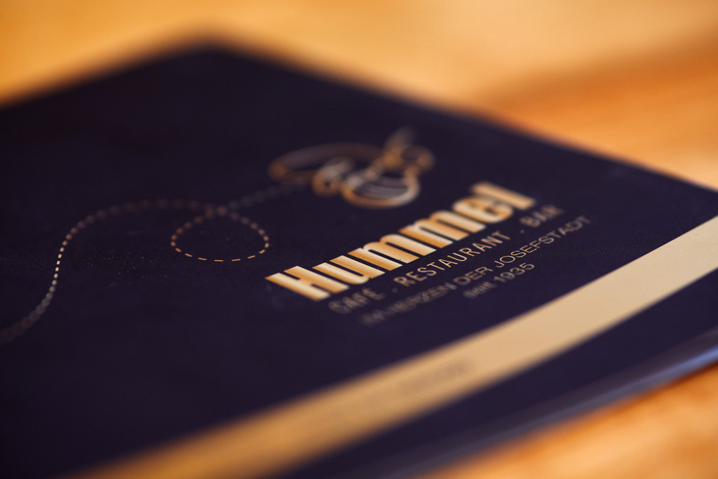 Cafe Hummel, Speisekarte auf dem Tisch | WIen, Austria - March 31, 2022; Cafe Hummel, Speisekarte auf dem Tisch. - Realisiert mit Pictrs.com