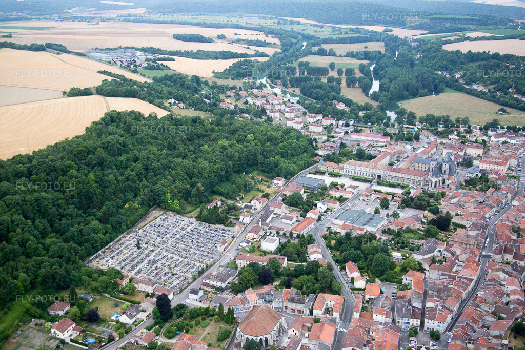 Vue aérienne: Vue de la ville à Saint-Mihiel dans le département Meuse, France. Photo: IMG_083387.jpg prise le 12/07/2015 par Werner Riehm/FLY-FOTO.euRésolution de l'original: 5472 x 3648 px