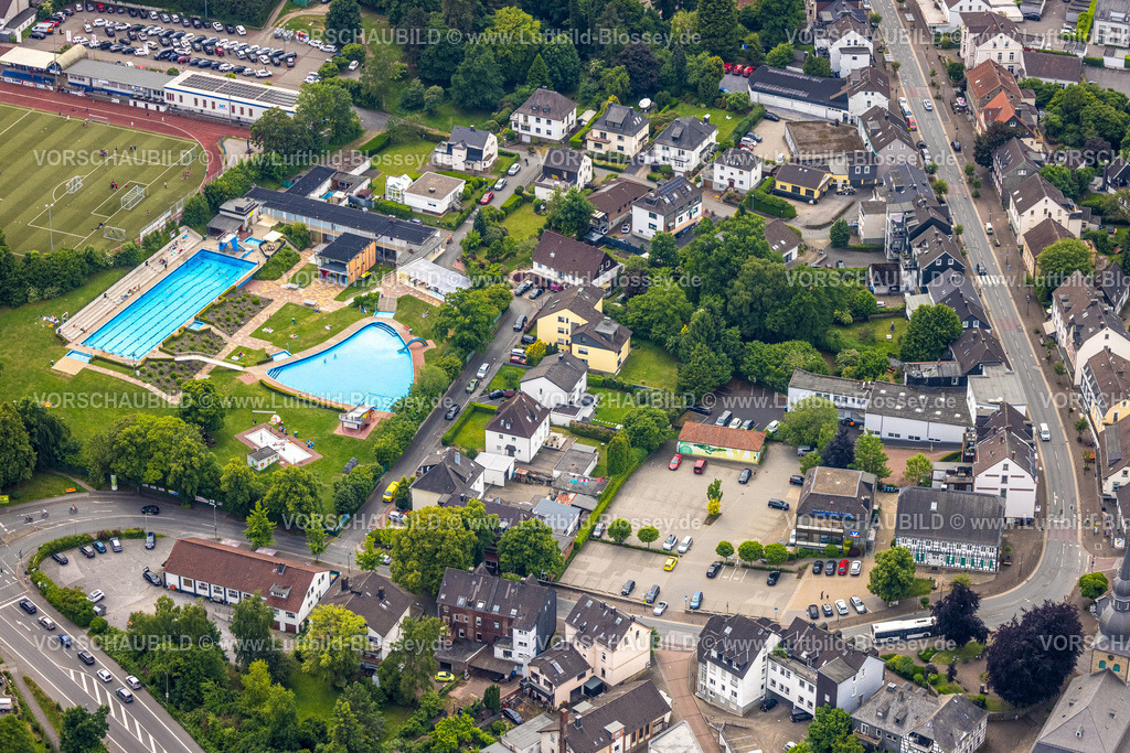 Sprockhoevel250517329 | Luftbild, Freibad Sprockhövel am Baumhof Stadion, rechts Volksbank Hauptstelle Mühlenstraße und Fachwerkhaus Schultenhof Leveringhaus, Niedersprockhövel, Sprockhövel, Ruhrgebiet, Nordrhein-Westfalen, Deutschland