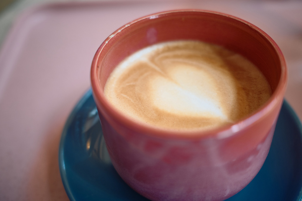 Melange in einer roten Tasse mit blauer Untertasse | Wien, Austria - June 13, 2025: Melange in einer roten Tasse mit blauer Untertasse. - Realisiert mit Pictrs.com