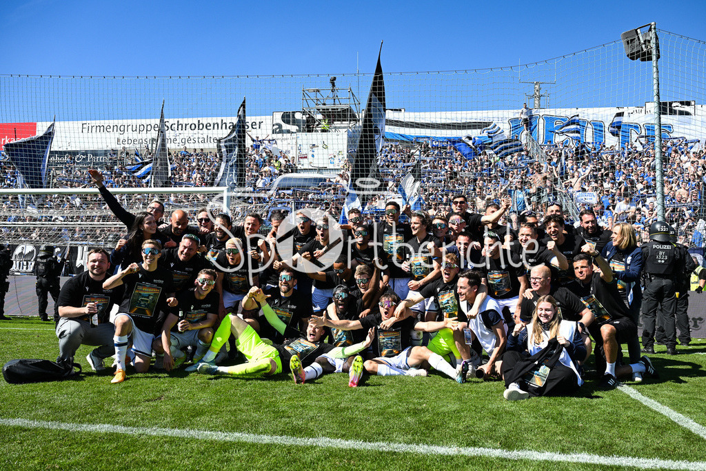 SpVgg Unterhaching - Arminia Bielefeld | die Mannschaft aus Bielefeld feiert zusammen mit den Fans den Sieg und den Aufstieg in Unterhaching / Bierdursche / Bier / Freude / Happy / Gluecklich / 3. Liga: SpVgg Unterhaching - Arminia Bielefeld, Uhlsport Park am 11.05.2025 / Grenzenloser Jubel / Siegerfoto / Jubelfoto / Siegerbild / Jubelbild