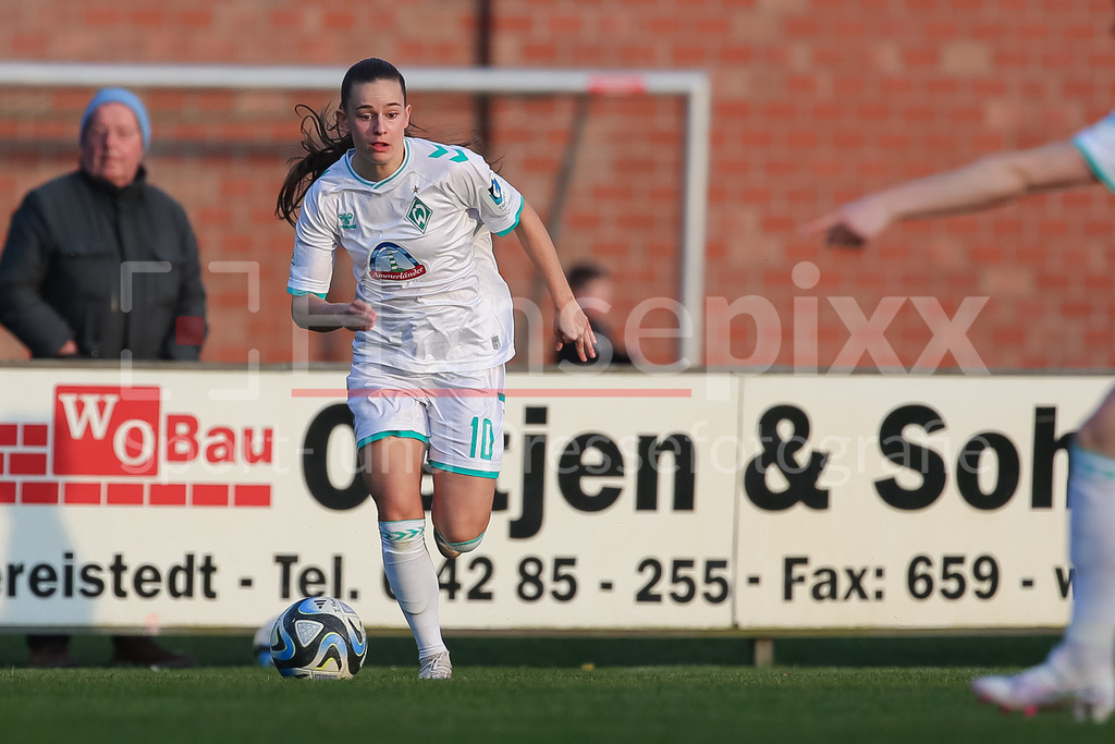 Fussball, Testspiel Frauen, SV Henstedt-Ulzburg - SV Werder Bremen | v.li.: Tuana Mahmoud (geb. Keles, SV Werder Bremen, 10) am Ball, Einzelbild, Ganzkörper, Aktion, Action, Spielszene