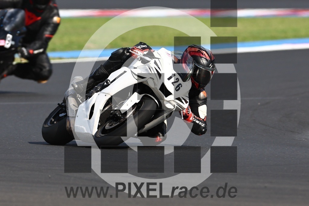 0126-20240927_03197 | Schöne Erinnerungen an spannende Momente - das festzuhalten ist unser Job. PIXELrace.de ist seit 2003 auf den Rennstrecken Europas unterwegs um die Action draußen beim Fahren und die wunderbare Stimmung imm Fahrerlager für euch einzufangen.