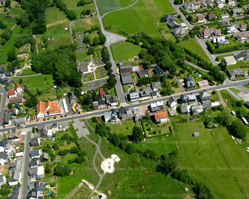 2610742 | DRIEDORF 09.06.2006 Landwirtschaftliche Nutzflächen und Feldgrenzen  umsäumen das Siedlungsgebiet des Dorfes in Driedorf im Bundesland Hessen, Deutschland // Agricultural land and field boundaries surround the settlement area of the village  in Driedorf in the state Hesse, Germany Foto: Gerhard Launer
