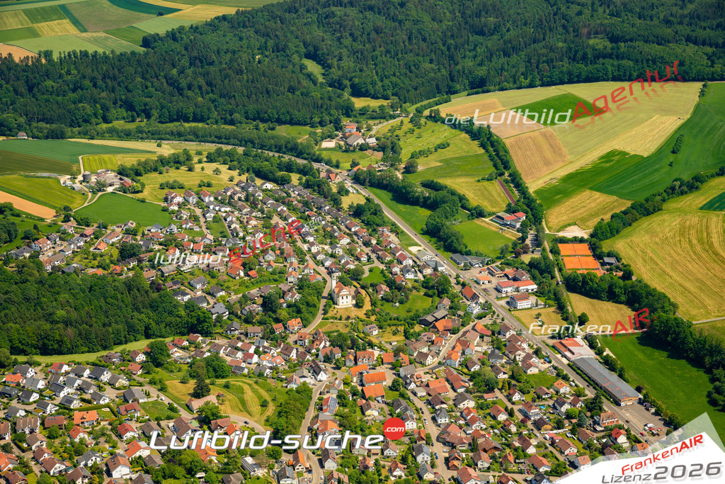 Das Luftbild zeigt Kirchstrasse Birenbach - Die Luftaufnahme wurde 2023 vom UL-Flugzeug aus erstellt ( keine Drohne ) - Hochauflösende Luftaufnahme - Für grossformatige Ausdrucke geeignet. Die Geschenkidee !Mit Lizenz und Bildrechte bestellbar
