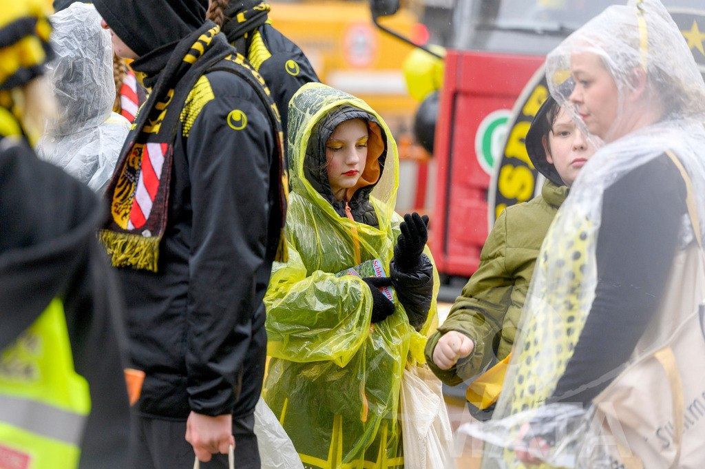 _DWA2421 | Trotz Nieselregen schlängelte sich der „Gaudiwurm“ am Sonntag durch die Nürnberger Innenstadt an tausenden Faschingsfans vorbei.  Nürnberg, 11.02.2024 - Realisiert mit Pictrs.com
