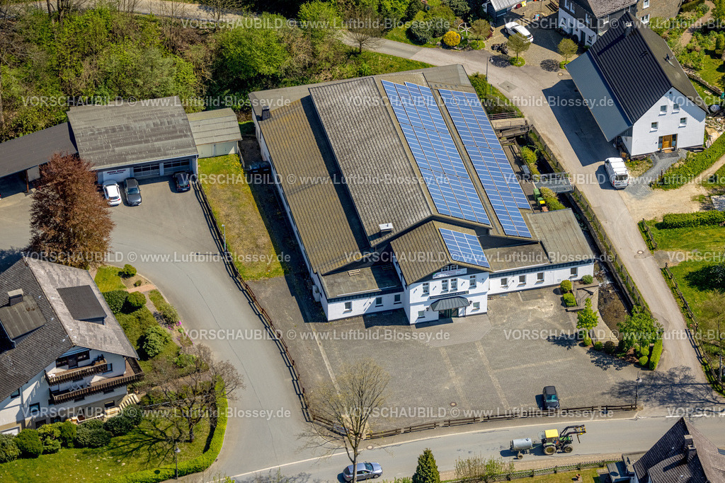 Schmallenberg240505029Boedefeld | Luftbild, Schützenhalle St. Vitus-Schützenbruderschaft, mit Solardach, Bödefeld, Schmallenberg, Sauerland, Nordrhein-Westfalen, Deutschland