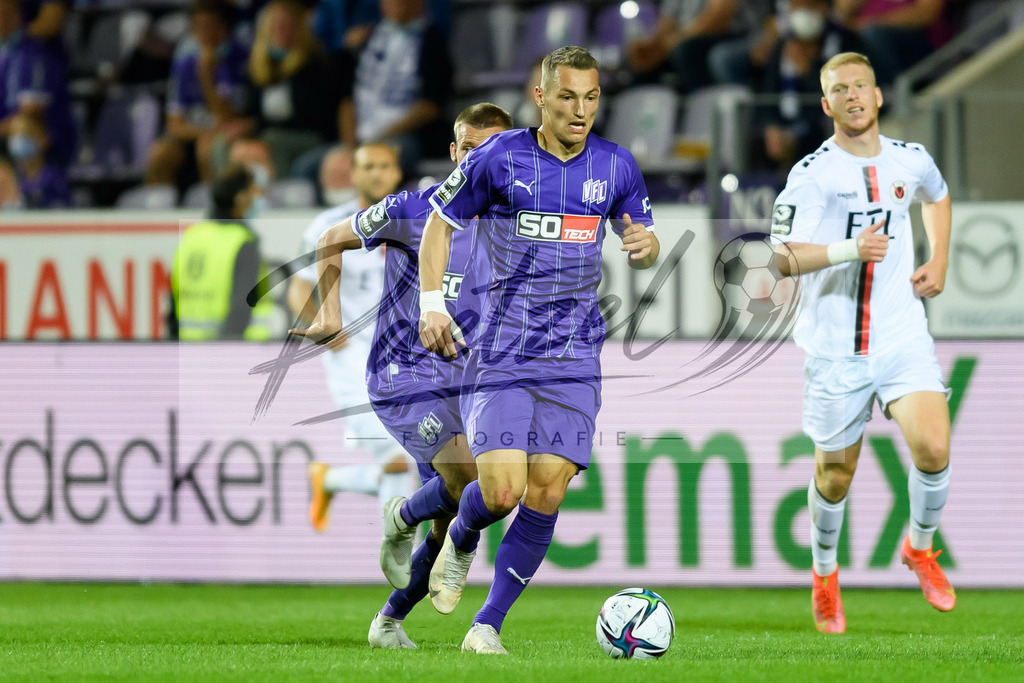 OSNVKO2021090620210906_192 | Fussball, Herren: Sven Koehler (VfL Osnabrueck) in Aktion, am Ball, Einzelaktion beim Spiel der 3. Liga zwischen VfL Osnabrueck und FC Viktoria Koeln im Stadion an der Bremer Bruecke am 06.09.2021 in Osnabrueck, Deutschland.DFB / DFL REGULATIONS PROHIBIT ANY USE OF PHOTOGRAPHS AS IMAGE SEQUENCES AND/OR QUASI-VIDEO. - Realisiert mit Pictrs.com