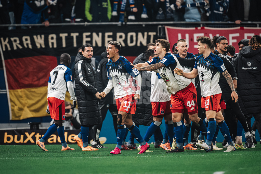 Fußball | Männer | Saison 2025/2026 | 1. Fußball-Bundesliga | 10. Spieltag | Hamburger SV vs. Borussia Dortmund | 08.11.2025 | v.l. Torjubel Ransford-Yeboah Königsdörffer (#11, HSV), Luka Vuskovic (#44, HSV) und Nicolai Remberg (#21, HSV)