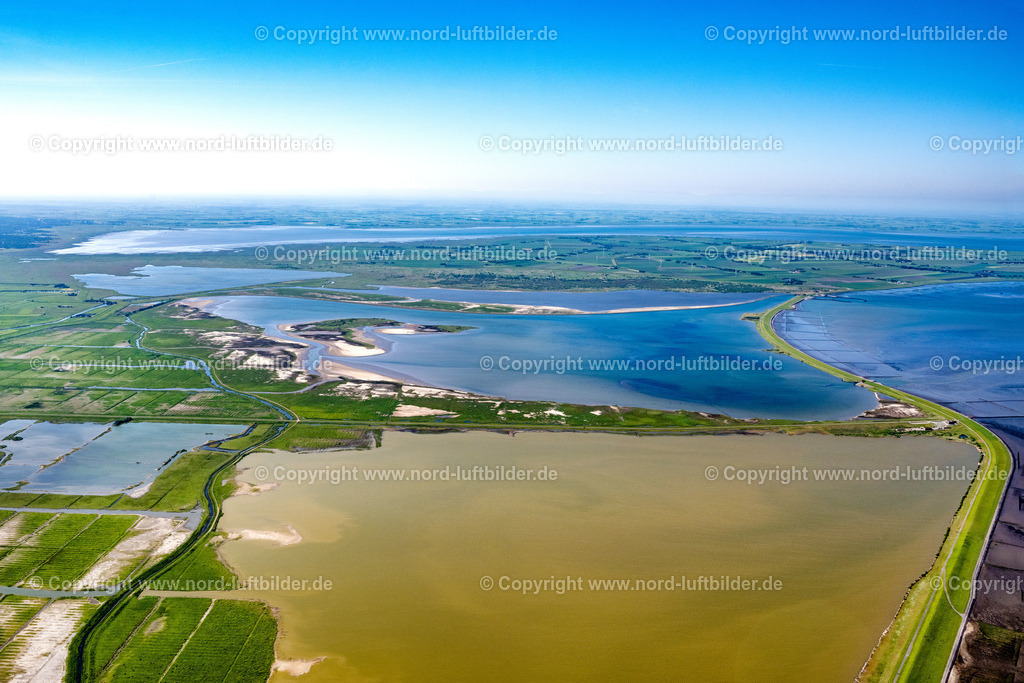 Lüttmoorsee_ELS_8314100623 | REUßENKöGE 10.06.2023 Küsten- Landschaft mit Deich- Schutzstreifen beim Lüttmoorsee in Reußenköge im Bundesland Schleswig-Holstein, Deutschland. Koog -Landschaft mit Windkraftanlagen ( WEA ) und Landwirtschaft. // Coastline with dike protection strips beim Luettmoorsee in Reussenkoege in the state Schleswig-Holstein, Germany. Foto: Martin Elsen
