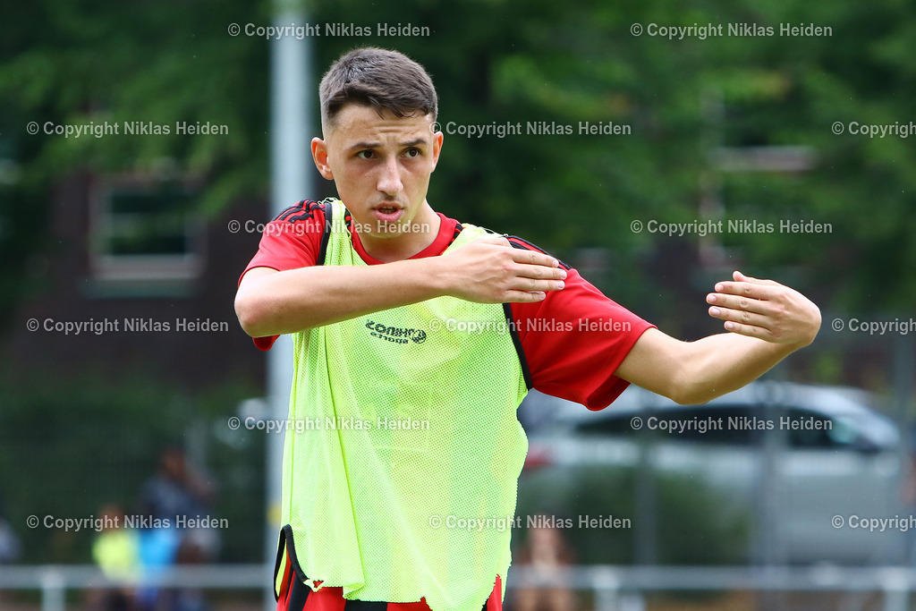 NH_KlubKosova_HarburgerSC_Testspiel_HarburgPokal_21072024 | #5 Lorik Iseni (Klub Kosova)Fußball I Herren I Testspiel (Harburg-Pokal) I Saison 2024-2025 I Klub Kosova - Harburger SC I 21.07.2024 I Sportplatz Alter Postweg