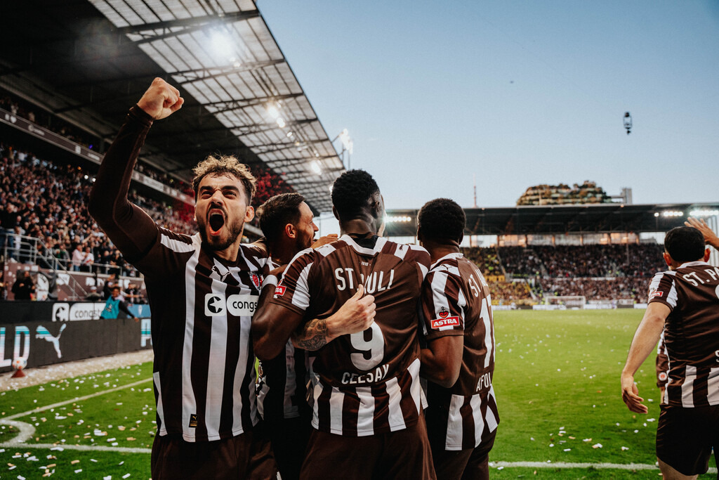 FCP08785 | Der offizielle Shop für FC St. Pauli Fotos. Wähle aus Spielszenen & Fanmomenten dein FCSP Wunschformat. Wir liefern Millerntor-Atmosphäre.